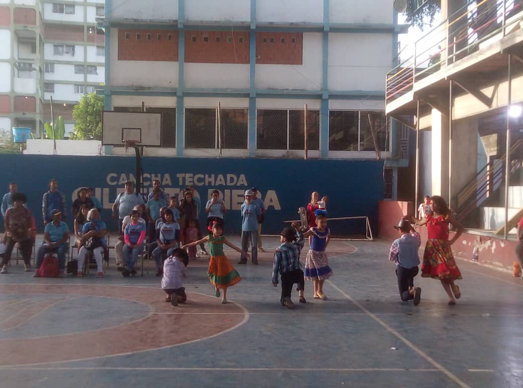 SantrichVive22's tweet photo. Igualmente en nuestro Acto político cultural "Jesús Santrich Vive" nos conmovieron con sus aportes culturales el grupo d danza d niños y niñas d la Comuna Panal 2021 con un hermoso joropo, y la Ksa La Minka con un impactante performance @longarobert_23 @KsaLaMinka @SantrichVive https://t.co/VEeM2JV20c