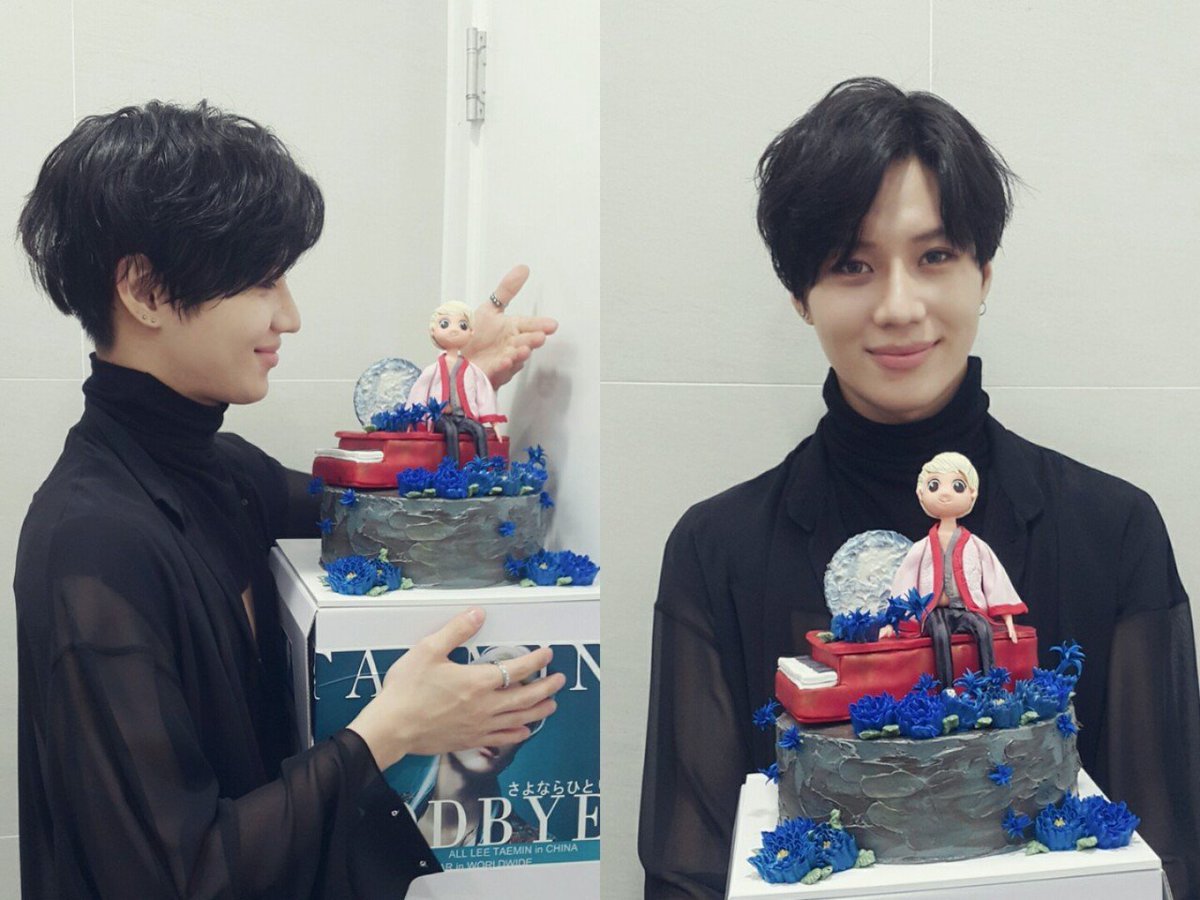 MIRKOTWT's tweet photo. ¿Yo recibiendo florecitas y pastelito? Pues por supuesto que es todo regalo de mi esposito quien siempre me consiente y es algo que amo pues me hace sentir muy feliz aún con las más mínimas cositas, ¿no son hermosas las flores? Me hace más que feliz, ¡muchas gracias por todo! 🤍 https://t.co/E2VJtdHOuV