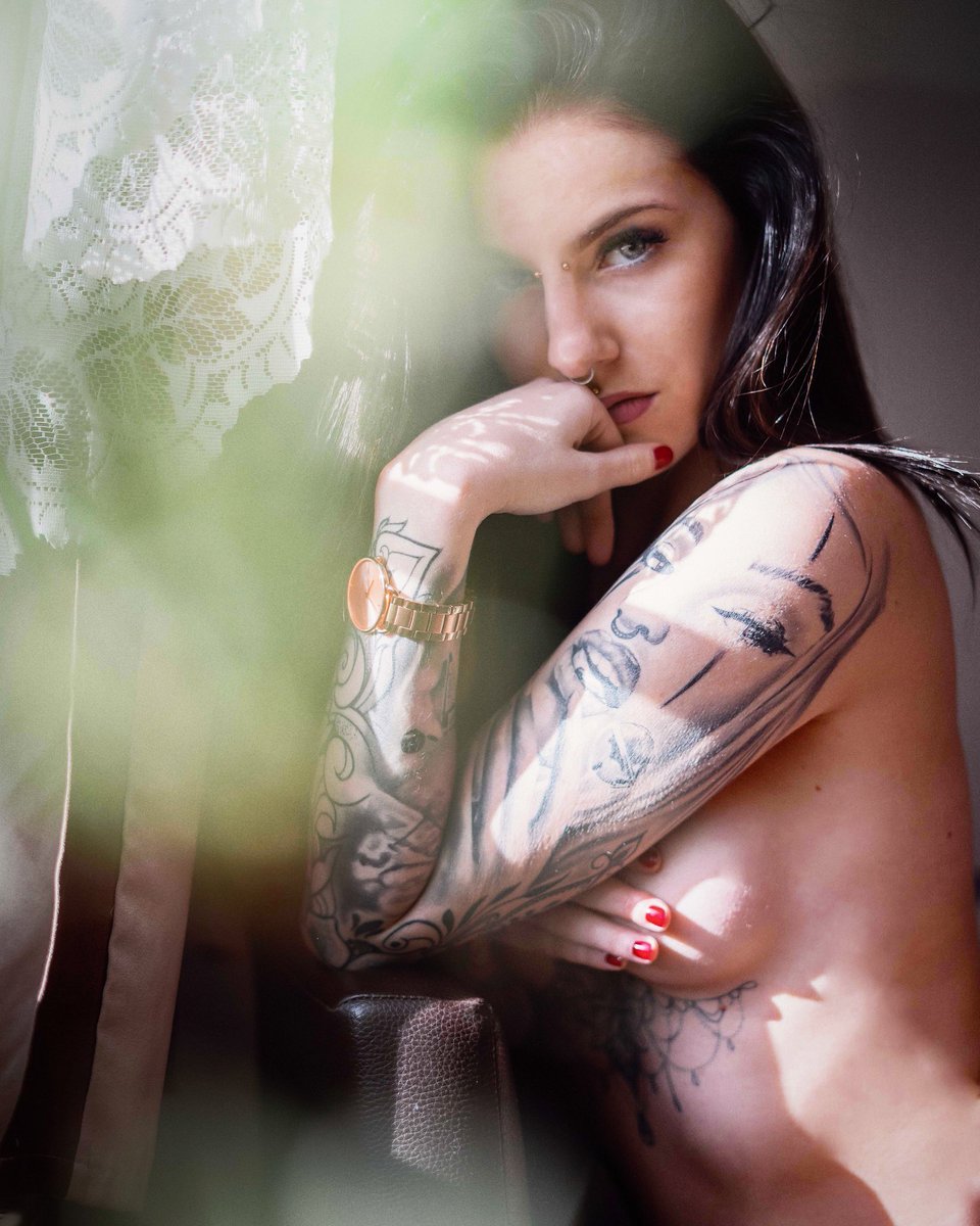 pxgraphics1's tweet photo. Ein Platz am Fenster is immer schön 🤩 #girl #shootingtime #fotografi #fotopose #fotoshot #tattoos #ink #inkmodel #portraitphotography #homeshooting https://t.co/1eCT4chixV