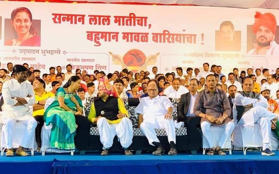 MeGajananKale's tweet photo. "ब्रिज" चे निर्माते ... सुज्ञास अधिक सांगणे न लगे ... 

( फोटो झूम करून पाहावा...) https://t.co/oYQZnMbM7Y