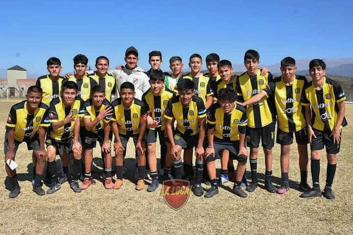 ClubPenarolSalt's tweet photo. 40 INVICTOS 🖤💛🖤

La 4ta división del Peña, de la mano del profe @ pablodattilo, lleva 40 partidos sin perder ⚽️💪

#JueguePeñarol #SomosPeñarol #PeñarolAltaEscuela #LaBandaDelMirasol #PeñarolInferiores https://t.co/h8G3992WcN