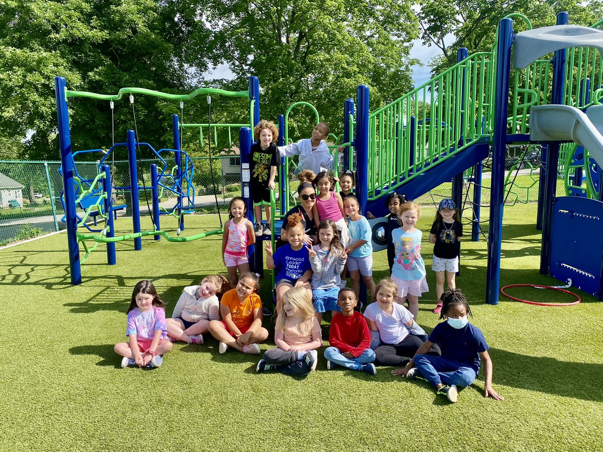 MissSchlueter's tweet photo. Field Day 2022 💙☀️ #somuchfun @leahmmcopeland @WinnwoodRocks https://t.co/12EZuEAkPA