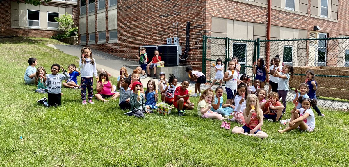 MissSchlueter's tweet photo. Field Day 2022 💙☀️ #somuchfun @leahmmcopeland @WinnwoodRocks https://t.co/12EZuEAkPA