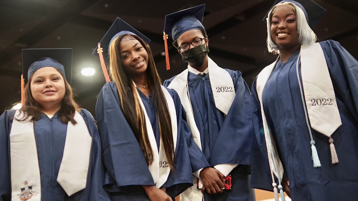 MSCSK12's tweet photo. Here are highlights from today’s graduation ceremonies! Congratulations #MSCSFirstCla22!
🔹@HighRidgeway https://t.co/eKbyxAUIHR