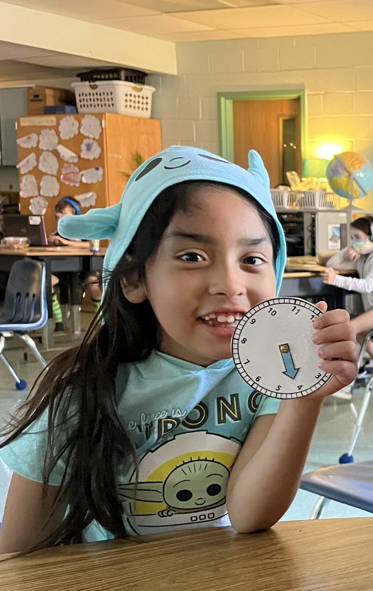 CPESGrade1's tweet photo. Learning to tell time to the hour! #cpesbelieves https://t.co/scy4AN5LjK