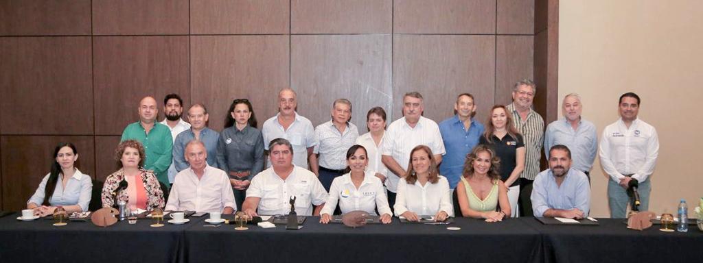 Fue un gusto reunirme con mis amigas y amigos empresarios de #Cancún, con la presencia de las Diputadas Federales <a href="/Mzavalagc/">Margarita Zavala</a>, <a href="/MichelGonzalezM/">Michel González</a> y el Diputado <a href="/MxIvanRodriguez/">Iván Rodríguez</a> para compartir nuestro proyecto de gobierno para #MejorarEnSerio el desarrollo económico de #QuintanaRoo