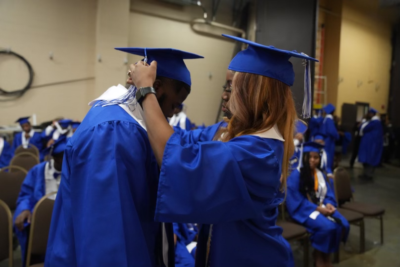 MSCSK12's tweet photo. Here are highlights from today’s graduation ceremonies! Congratulations #MSCSFirstCla22!
🔹 @lovehamilton14 https://t.co/c9oXdyLjKx