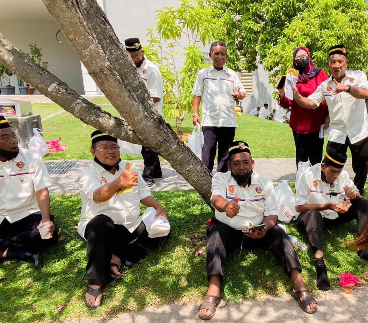 ShazwanZdainal's tweet photo. Cash is King, King is Rakyat?
Mereka makan berhidang, rakyat berbungkus saja. Inikah kongsi kek bersama? Keluarga Malaysia?

Kalau tak dapat bersama makan di dewan aircond, janganlah hanya bagi makanan bungkus dan biarkan mereka duduk makan di rumput.

Sediakan meja utk mereka! https://t.co/ya33WxcpA5