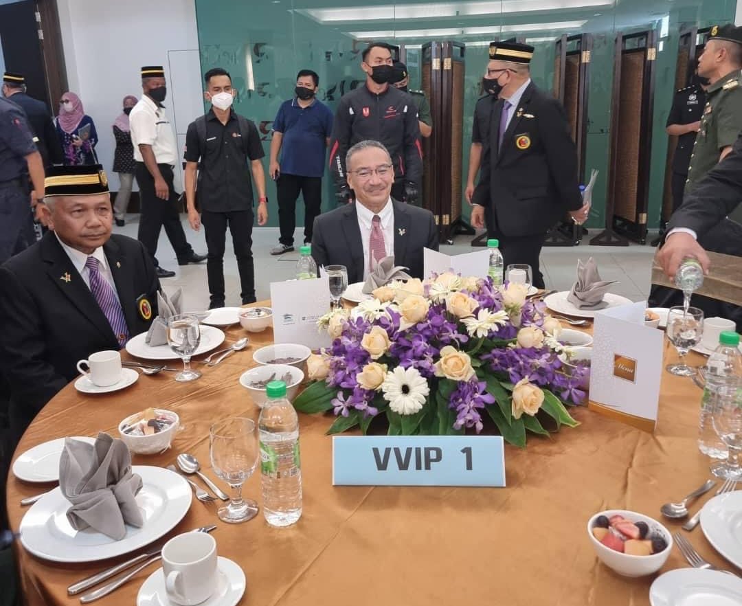 ShazwanZdainal's tweet photo. Cash is King, King is Rakyat?
Mereka makan berhidang, rakyat berbungkus saja. Inikah kongsi kek bersama? Keluarga Malaysia?

Kalau tak dapat bersama makan di dewan aircond, janganlah hanya bagi makanan bungkus dan biarkan mereka duduk makan di rumput.

Sediakan meja utk mereka! https://t.co/ya33WxcpA5