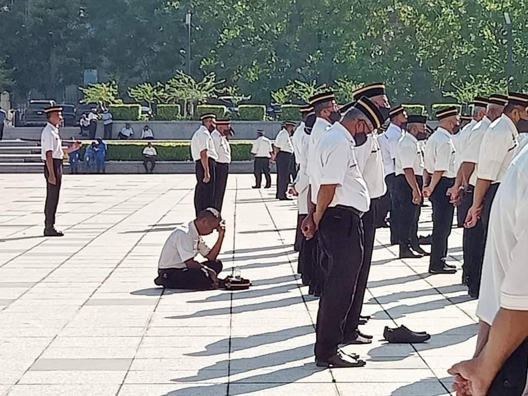 ShazwanZdainal's tweet photo. Cash is King, King is Rakyat?
Mereka makan berhidang, rakyat berbungkus saja. Inikah kongsi kek bersama? Keluarga Malaysia?

Kalau tak dapat bersama makan di dewan aircond, janganlah hanya bagi makanan bungkus dan biarkan mereka duduk makan di rumput.

Sediakan meja utk mereka! https://t.co/ya33WxcpA5