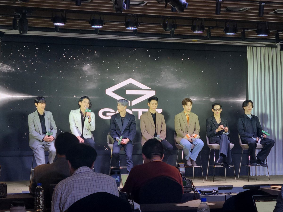 gotseven_07's tweet photo. yesterday was really a treasure like having ur very first date, i felt so much love and i died laughing 🤣😭i dont even want to think about the fact that i will rarely experience such comeback in my lifetime, and that it might be their last promos as a group for this year, tho - https://t.co/nnyXgZJcrD