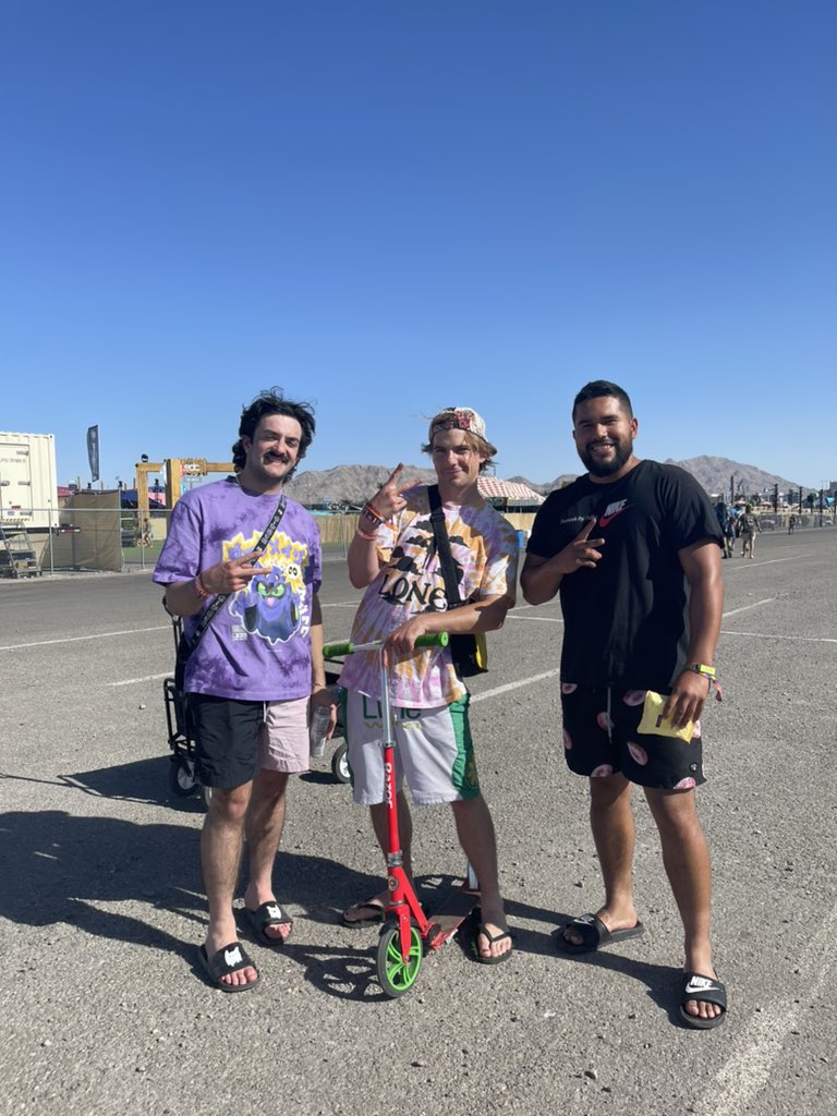 SRG1840's tweet photo. Still can’t believe I met Cherdleys at EDC this weekend! 🙏🏽🤟🏽😁 #EDCLV2022 #Cherdleys #Areyousureyourenotlittletoe https://t.co/0vchRLNXtn