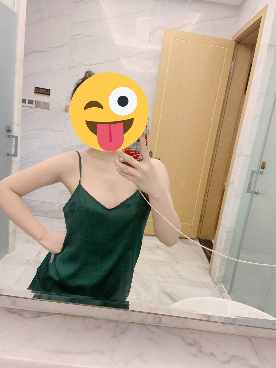 enddd77722's tweet photo. 一个巨乳小姐姐的自拍，准备安排上炮架验货，挺骚的妹子，语音聊天聊着聊着自慰起来了，果然胸大的都淫荡 https://t.co/40t2mNjDh5
