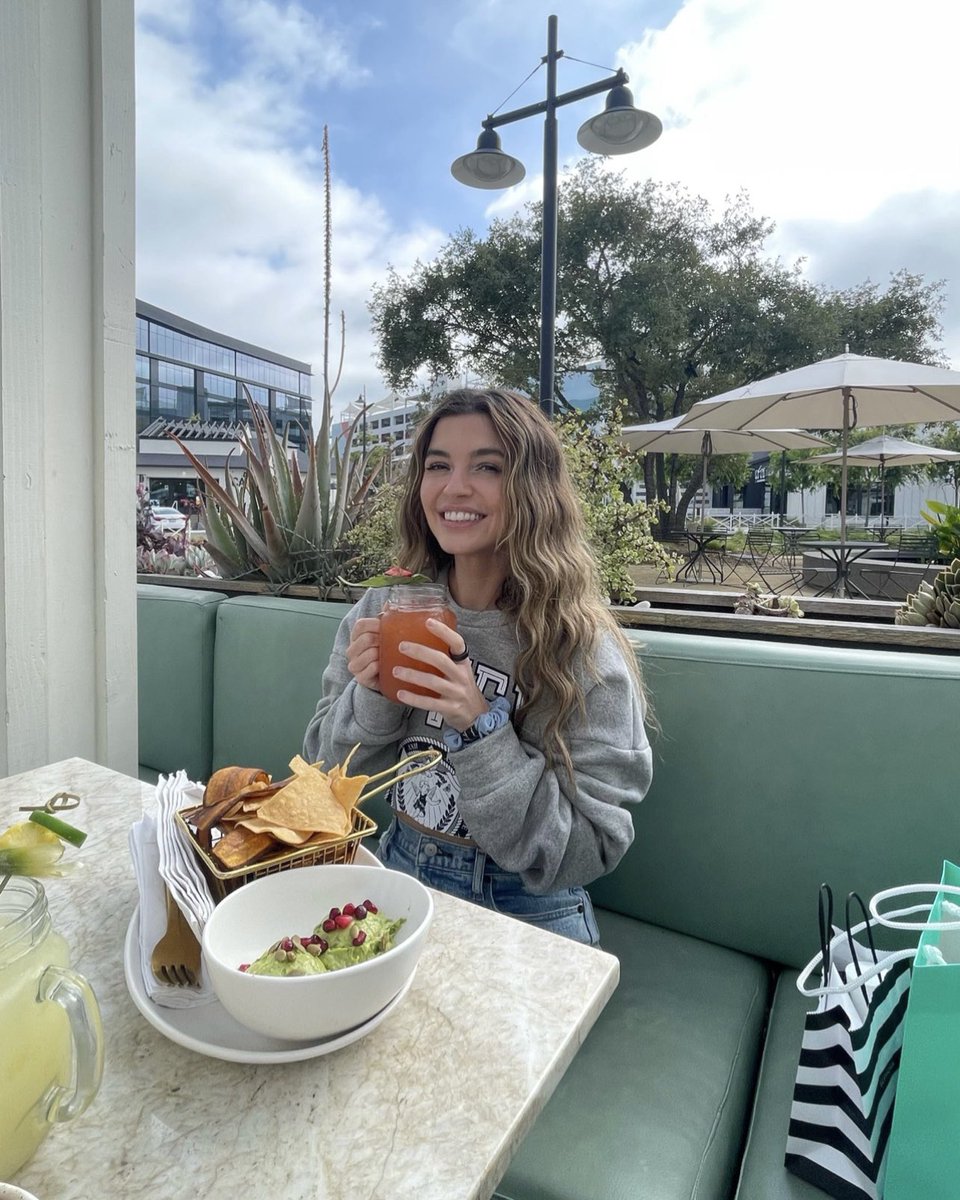 itsnikkib's tweet photo. tacos make me happy ☺️🌮✨ https://t.co/3brjSITR6R