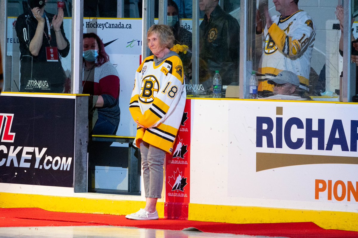 estevanbruins's tweet photo. Tonight we honoured one of Estevan‘s longest standing billet moms, Melodye Pierson. Melodye and her late husband, Bert, opened their doors to Bruins players for the first time in 1979 and since then, it hasn’t been unusual for 2 to 4 Bruins (1/3) https://t.co/Tn1FkfIPmw