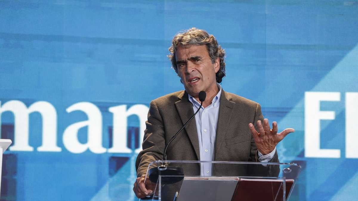 LuisGMurillo's tweet photo. Ningún presidente podrá unir al país cuando su campaña se basa en la confrontación y el odio. 

Nuestra campaña siempre se ha basado en la decencia, la empatía en el marco de la diferencia para construir una 🇨🇴igualitaria.

@sergio_fajardo 
#ElDebateDefinitivo 
#YoVotoPorFajardo https://t.co/nINZItOFzh