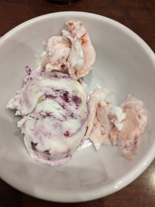 ハーゲンの甘さがケーキとは全然違う感じで面白い 