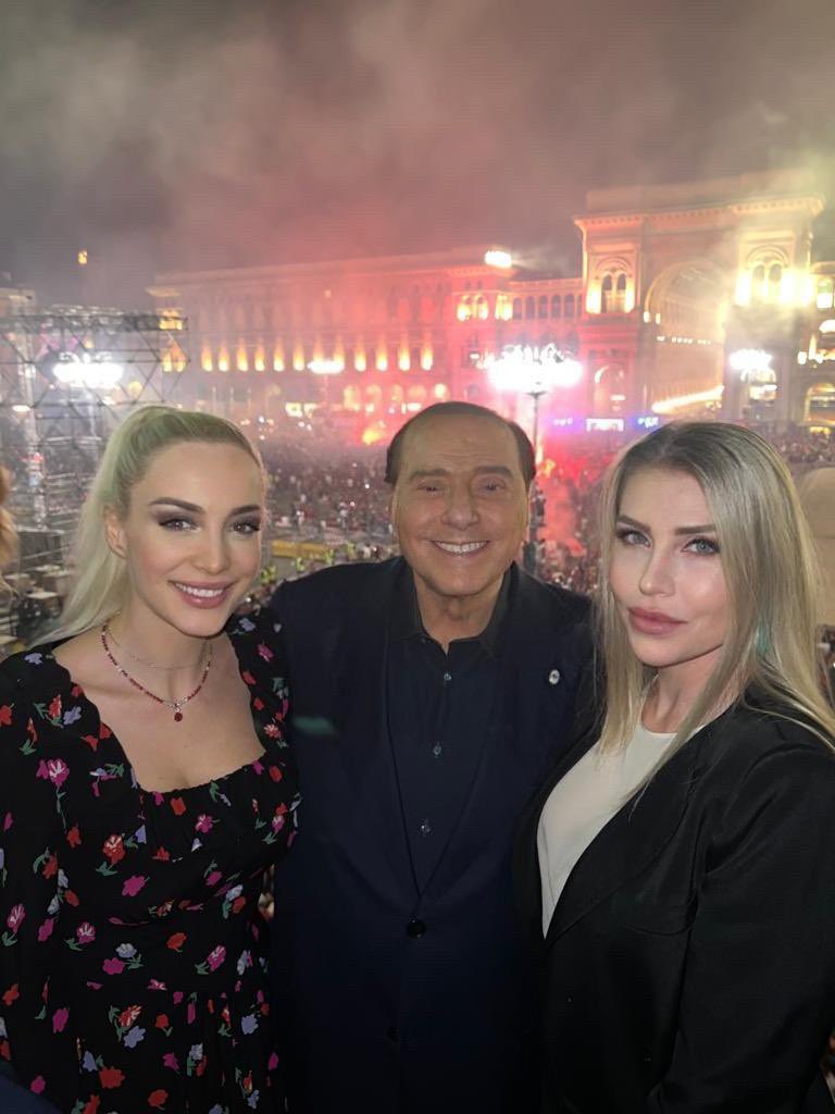 Con Marta e Barbara ad attendere la squadra. Che bella festa <a href="/acmilan/">AC Milan</a> !