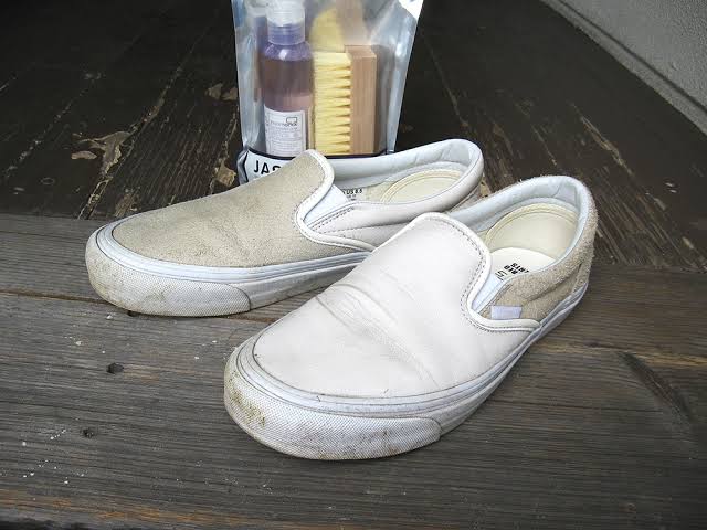 bespokesneakers's tweet photo. Taking your shoes from dirty and depressing to clean and inspiring!😁

From only R95 plus free pick up and delivery! Get your kicks cleaned today! #sneakers #bespokegear # https://t.co/b00fprdsFG