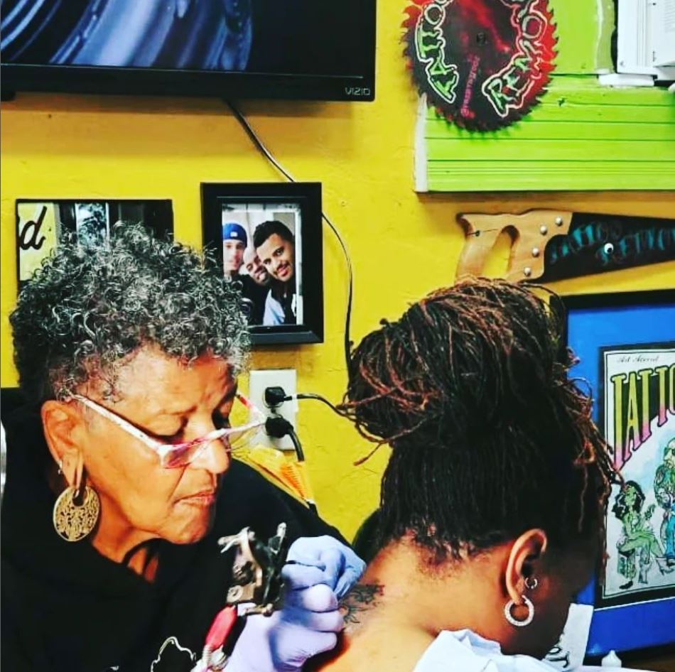 OkayCharisse's tweet photo. 46 years later, Louisiana's oldest running tattoo shop will shut its doors. Jacci, once a novice and now a pioneer for Black women in the tattoo industry, is still at it. At 75 years old, the second longest-running Woman tattoo artist in America. @WWLTV https://t.co/IzHfR40cbL