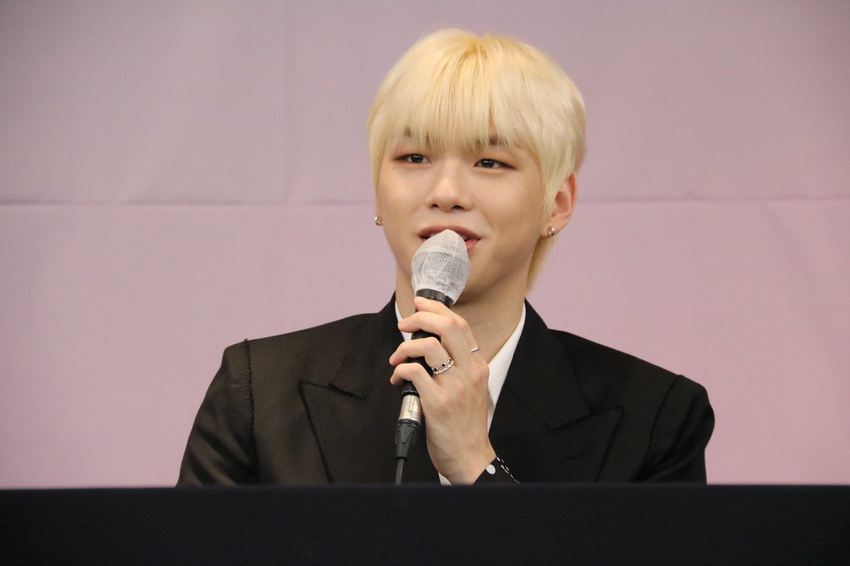 kvibe_yonhap's tweet photo. Check out the photos of singer #KangDaniel at a press conference today to celebrate his first full album #TheStory...💝✨ Our singer is looking more amazing than ever! 😍

Click the article below to see more photos 👇

#KANGDANIEL_TheStory #강다니엘

https://t.co/tiRerwxd5k https://t.co/coCr52ZR7X