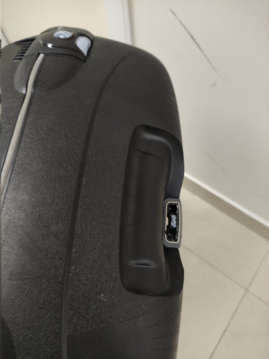 xavierlastra's tweet photo. @Avianca me rompen la maleta en el vuelo 1607 de CUE a UIO, no hay a quien reclamar, ni en equipaje, ni facturación, ni en oficinas!! https://t.co/kmYbpLZcvH