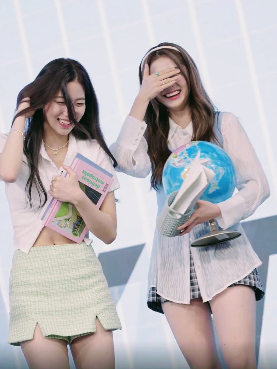 thinkinabthyj's tweet photo. giggling shinez straight out of a high-teen series https://t.co/83SCo1sBZC