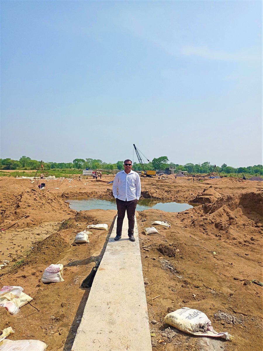 JGariyaband's tweet photo. तेल नदी (Tel river) भारत के ओड़िशा और छत्तीसगढ़ राज्यों में बहने वाली 296 किमी लम्बी एक नदी है। इसका अधिकांश भाग ओड़िशा में है और इसका कुछ अंश दोनों राज्यों की सीमा निर्धारित करता है।
इसमें सूखे मौसम के दौरान भी रेत के नीचे पानी का पर्याप्त बहाव रहता है।
#DEVBHOG https://t.co/rMaDfQeaiT