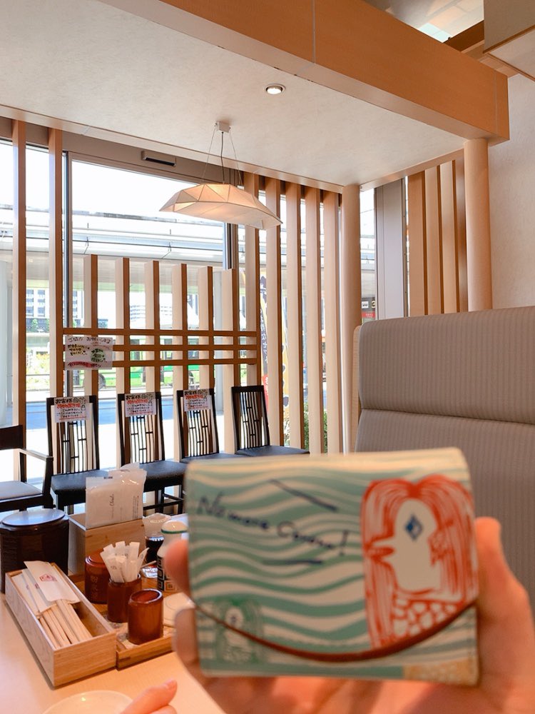 オラオラジオSで知った「回転寿司輝らり」で早お昼
ネットの写真だと店内総金箔かと思いきや、明るい木製なので綺麗で落ち着いてます。 