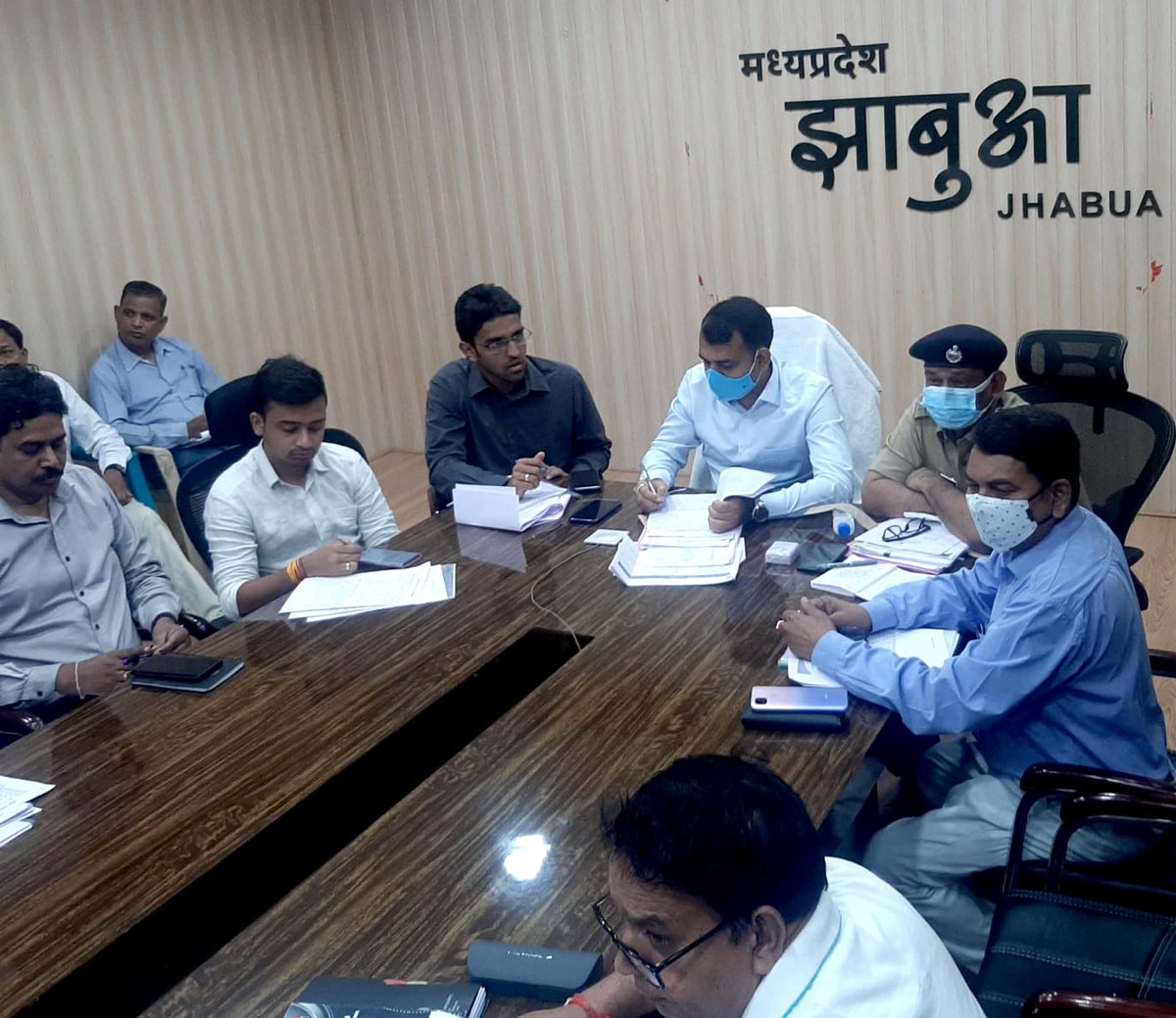 collectorjhabua's tweet photo. मान.CM श्री शिवराज सिंह चौहान की अध्यक्षता में आज प्रातः 6:30 बजे आयोजित VC के माध्यम से किसान सम्मान निधि,किसान कल्याण,फसल बीमा,स्वामित्व,जलजीवन,आवास, सबंल,छात्रवृत्ति,लाडली लक्ष्मी योजना आदि विषयों पर चर्चा की गई। VC में कलेक्टर श्री सोमेश मिश्रा व अन्य जिला अधिकारी उपस्थित थे। https://t.co/KSGXGzn9g7