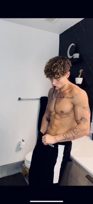 Brushing my teeth has never been harder&hellip;   New video coming tomorrow 🤟 https://t.co/T2K7ugRJD7 https://t<a href="/tag/funday"class="tags"><span>#funday</span></a>