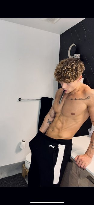 Brushing my teeth has never been harder&hellip;   New video coming tomorrow 🤟 https://t.co/T2K7ugRJD7 https://t<a href="/tag/funday"class="tags"><span>#funday</span></a>