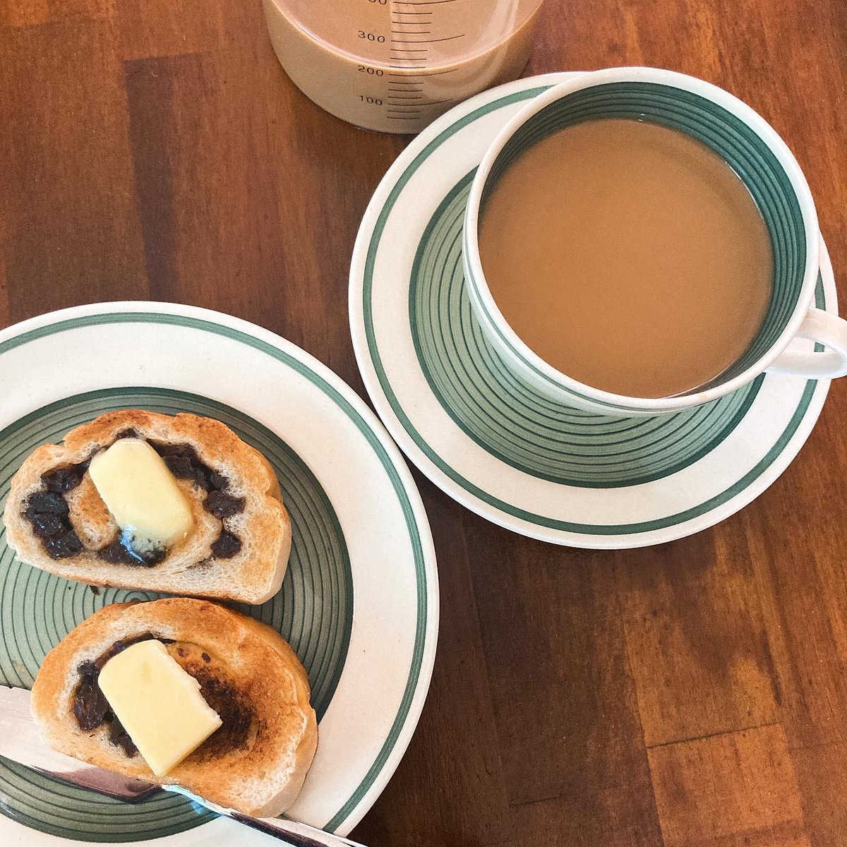 RirikonoCoffee's tweet photo. 冷凍庫にしまって大事に食べてきた湯布院のぶどうパンがこれで最後。名残惜しいので、ミルクたっぷりのコーヒーとゆっくり楽しむ。シンプルにコーヒーと牛乳が、甘いパンと似合う。
またいつかね、このパン食べたい。

#りりこの珈琲店 #自家焙煎珈琲豆 #おうちコーヒー #湯布院まきのや #レーズンパン https://t.co/TR3xOGbDAp