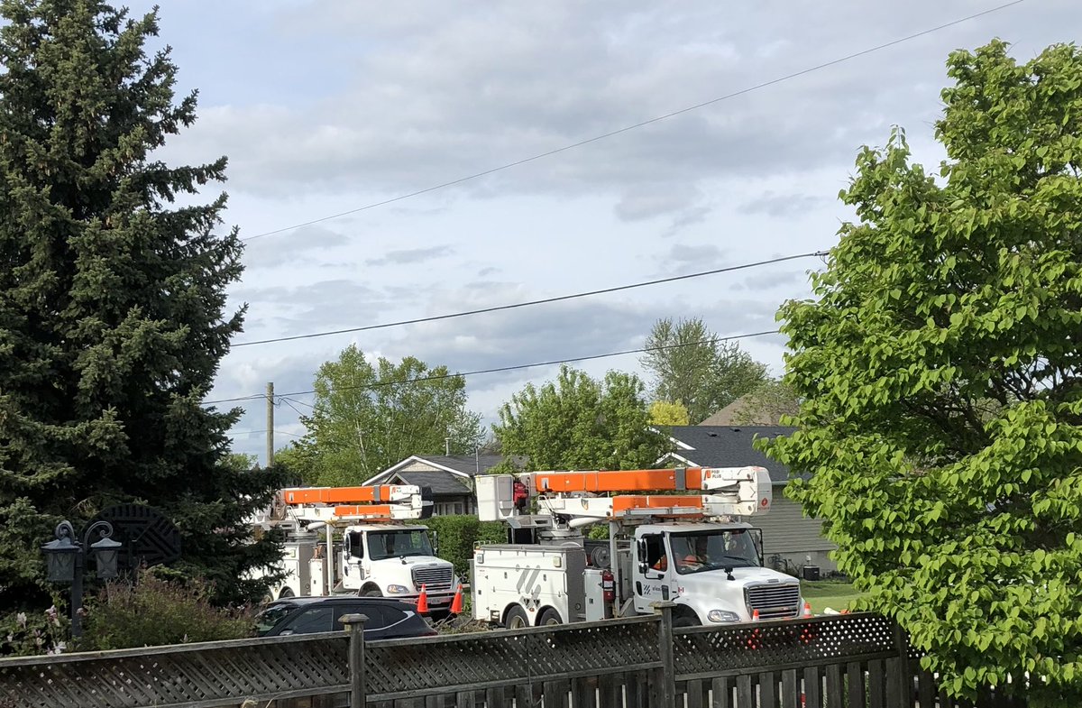 Mohaml3's tweet photo. @mayor_collier @ElexiconEnergy Thanks @mayor_collier and @ElexiconEnergy for helping to resolve our hydro issues at 7:00 pm tonight! Greatly appreciate you! https://t.co/9NF1Y4OFlH
