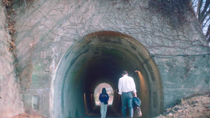 ggonegummy's tweet photo. just how the tunnel was surrounded with vibrant color of leaves ended up being so dull and dried up represents baekdo’s relationship. 

#TwentyFiveTwentyOne’s cinematography is on another level 🤧 https://t.co/lndFLzUXfU