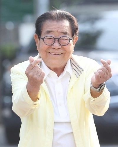 zhurnalkim's tweet photo. 95-летний основатель и ведущий музыкальной телевизионной программы "Национальный конкурс вокалистов" был занесен в Книгу ре ... > > > https://t.co/bMADdAgKiJ

#корея #новости #новостикореи #корейскиеновости #журналким #korea #kimmagazine #seoul #кореяИмы #корея #сеул #бтс #bts https://t.co/zKHbqBqMf3