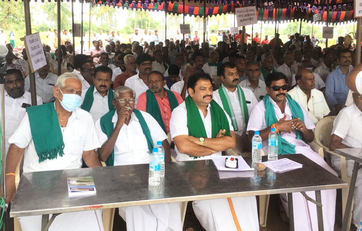bjpkm_tn's tweet photo. ஈரோடு பெரிய வாய்க்கால் மேட்டில் கீழ்பவானி பாசன விவசாயிகள் நடத்திய கவன ஈர்ப்பு ஆர்ப்பாட்டத்தில் கலந்துகொண்டு பேசினார் பா.ஜ.க விவசாய அணி மாநில தலைவர் திரு.G.K நாகராஜ் அவர்கள்.

@GKNagarajBJP @annamalai_k @BJP4TamilNadu @bjpkm4kisan https://t.co/KiPw3GoGKE