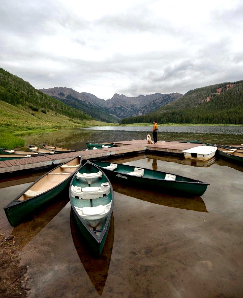 FSVail's tweet image. Just a drive from #FSVail, explore the breathtaking scenery of Piney Lake by canoe. Allow our #FourSeasons Concierge to arrange the house car, maps, and rentals ahead of your adventure. bit.ly/3FXNWY9 #PineyLake #Vail #VailColorado 
📷 explorewithhollie