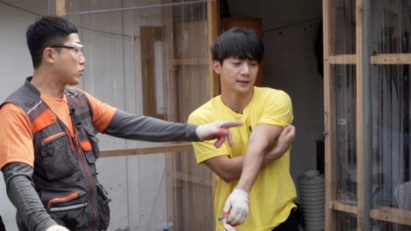 Papillon___Fly's tweet photo. '일꾼의 탄생' 젝키 이재진, 숨겨진 복근 공개…손헌수 질투 폭발
25일 KBS 1TV '일꾼의 탄생'

📍https://t.co/ezBwt0CEGM

오랜만이에요 지니오빠!
#젝스키스 #이재진 https://t.co/8tjSD0W2rH