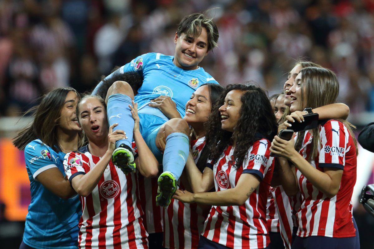 PlanoDeportivo's tweet photo. El equipo femenil de Chivas logró sobrevivir a los embates de las Tuzas y se coronan campeonas del Clausura 2022 de la Liga BBVA MX.
La crónica: https://t.co/sURqrP4NwH
#ChivasMX #Femenil #Campeonas #CL22 #LigaBBVAMXFemenil #Futbol #Nacional https://t.co/Gv5zXxl0eD