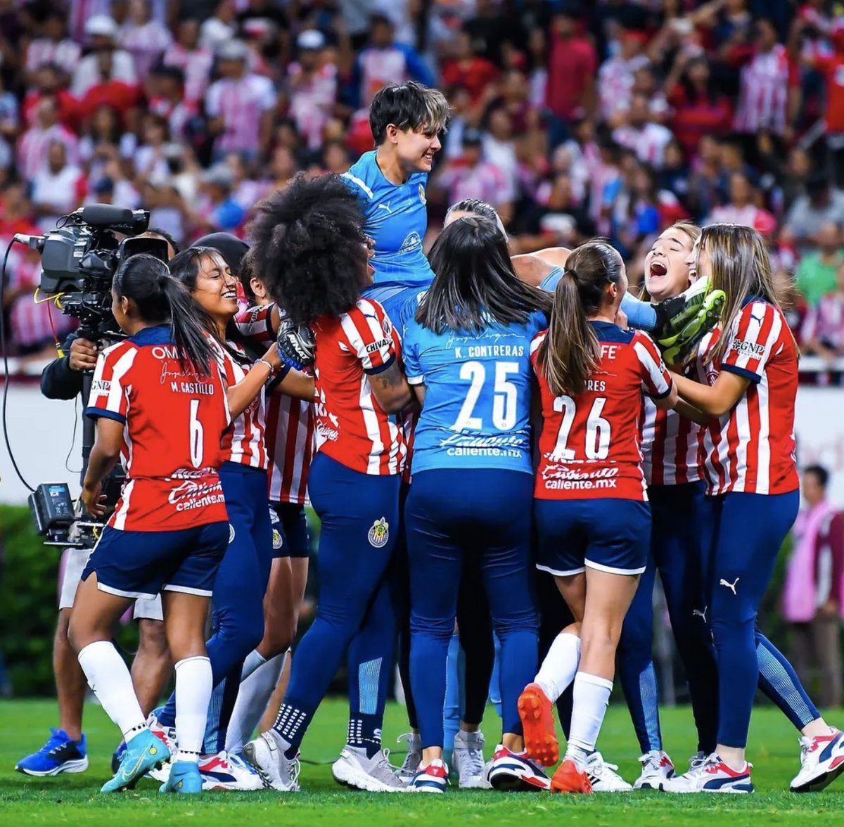 InvictosSomos's tweet photo. Te lo mereces, @blancafelixc. La portera detrás de los 2 títulos de Chivas Femenil. Ya eres HISTÓRICA. https://t.co/Xt1cjpCWF6