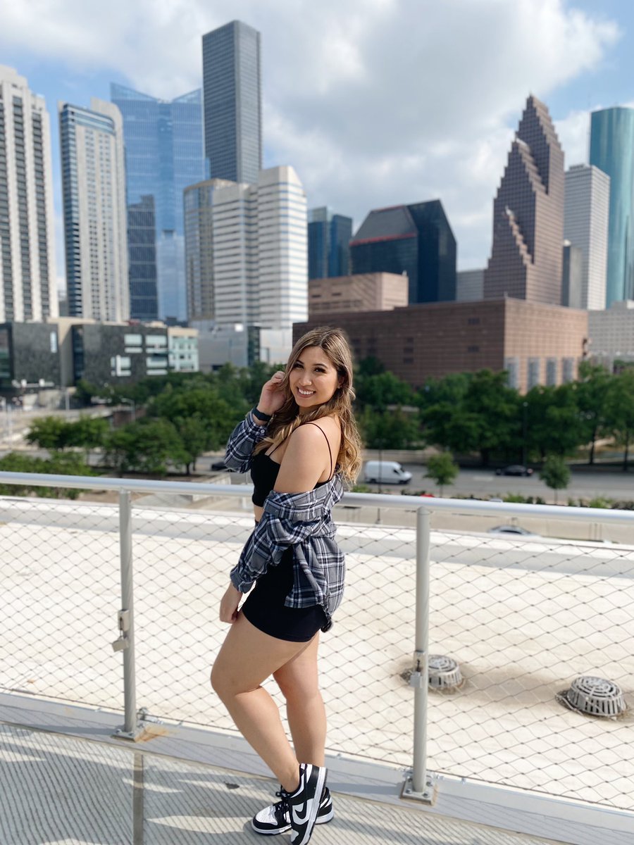 _angeewaa's tweet photo. Can’t believe it’s been almost two years since I moved to Houston, I got so much love for my city https://t.co/SyUbvTJEwp