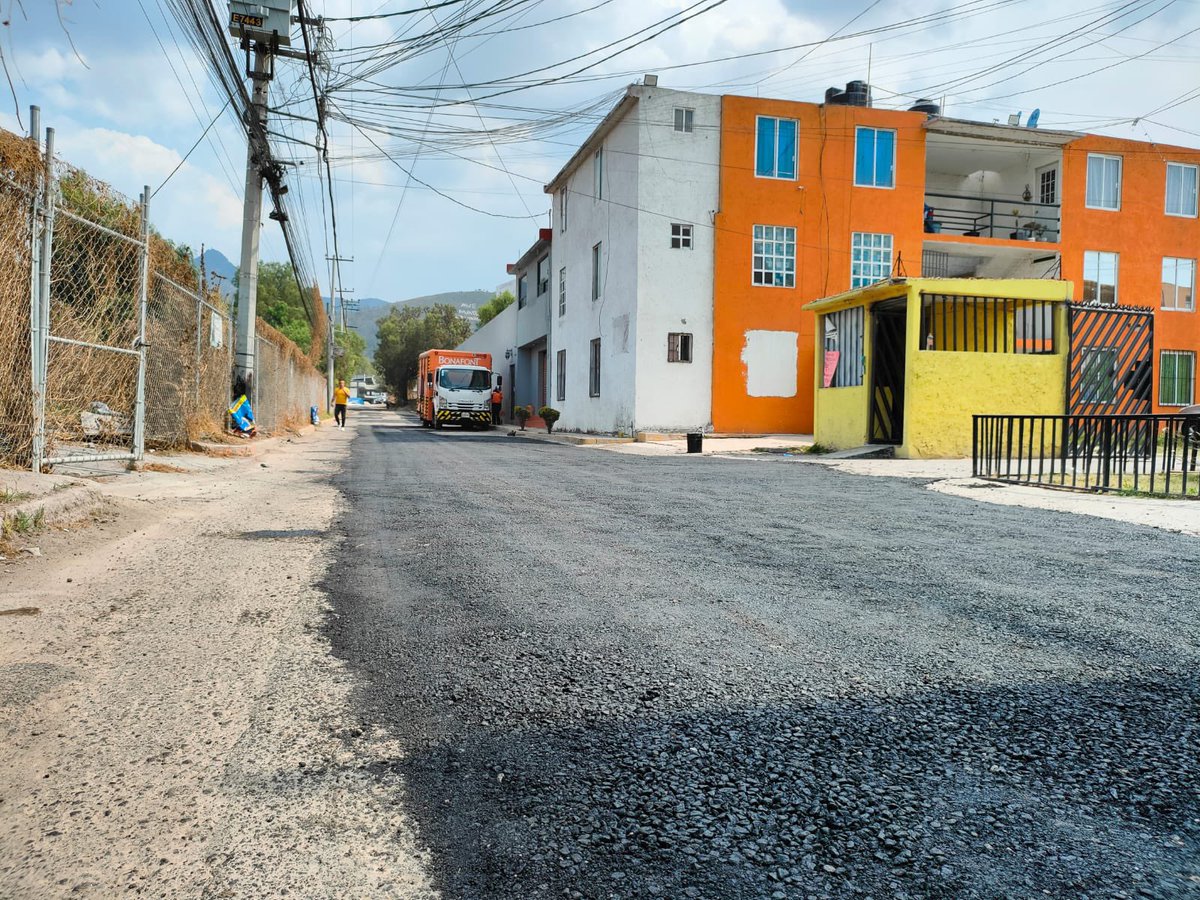 GobCoacalco2022's tweet photo. 🚧#ProgramaPermanenteDeBacheo🚧
La dirección de #ServiciosPúblicos realizó labores de bacheo en la colonia “Los Periodistas Revolucionarios”. 🛣¡Gracias a los vecinos que hoy se sumaron a la rehabilitación de esta vialidad!🙌🏼
¡En equipo haremos que las cosas sí pasen!🤜🏻🤛🏻 https://t.co/v43pfhbFBT