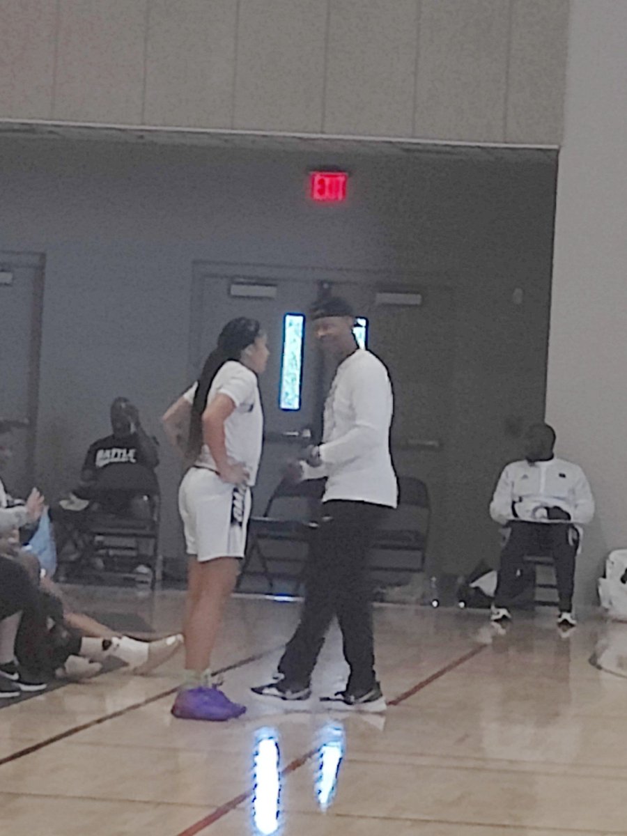 carriesooners1's tweet photo. This.... This is the reason for such growth in my baby @iih3art_marion .. Her Coach, her mentor @trellque1. Always appreciate your Coach! β€οΈπ#mainevent2022 @PrepHoopsNE @NHE17Ugirls @WorldExposureWB @80Midwest https://t.co/Kk8PoYw2v6