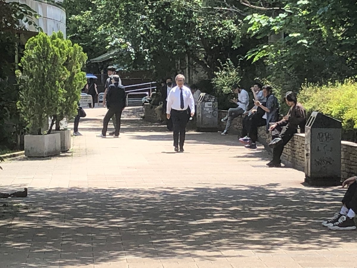 fleeklr's tweet photo. 散髪しに池袋来たら看板ガン無視で吸ってるヤニさんわらわらで気分最悪 https://t.co/SNTMnE26zx