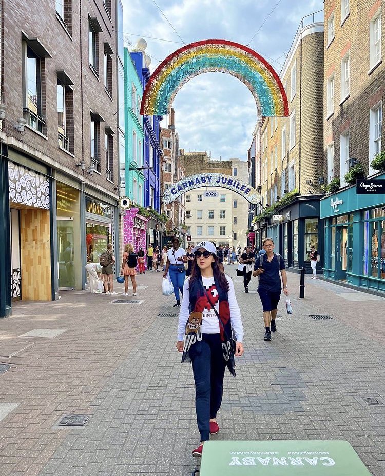 Saratimes95's tweet photo. Insta Update| Via Sara’s latest ig post❤️‍🔥

“Enough of the monochromatic♠️ 
It’s time for some Sara, Neon and Dramatic🌈 
#alwaysextra” 

#SaraAliKhan @SaraAliKhan https://t.co/I1JBuQWv9c