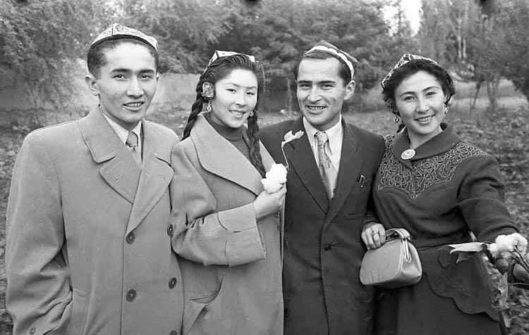 AsiyeUyghur's tweet photo. 1958年的维吾尔人。一个文明，富有，本来可以独立和自由的建立自己的国家，成为世界大家庭优秀一名优秀成员的维吾尔人，却在中国政府的侵略和长期的迫害下，今天面临着从地球上消失的生存危机！ https://t.co/bJHvGjgOZx