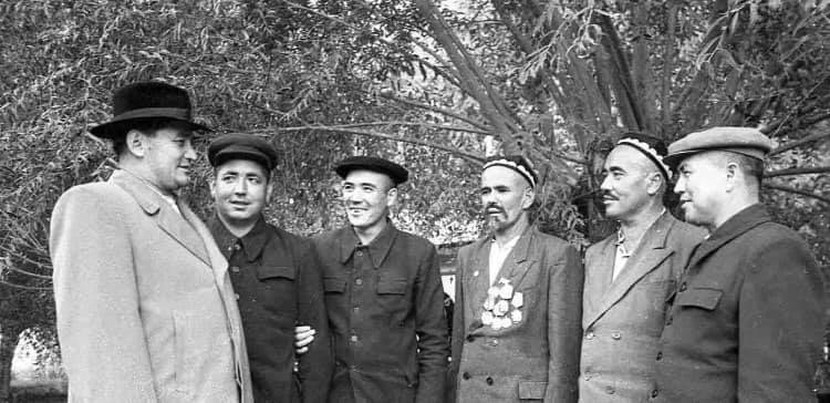 AsiyeUyghur's tweet photo. 1958年的维吾尔人。一个文明，富有，本来可以独立和自由的建立自己的国家，成为世界大家庭优秀一名优秀成员的维吾尔人，却在中国政府的侵略和长期的迫害下，今天面临着从地球上消失的生存危机！ https://t.co/bJHvGjgOZx