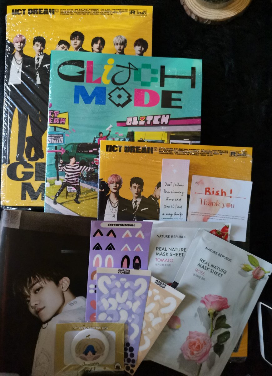 yongielee01's tweet photo. thank you mars @woorijungjaes
sa iyong golden hands umuwi ang markmin at chenji 🤩 by pair talaga dapat haha. thank you din sa super cute at dami na freebies 🥰 

#ThanksCon #LabUCon #CONninmonako https://t.co/uB2rbqX8sb