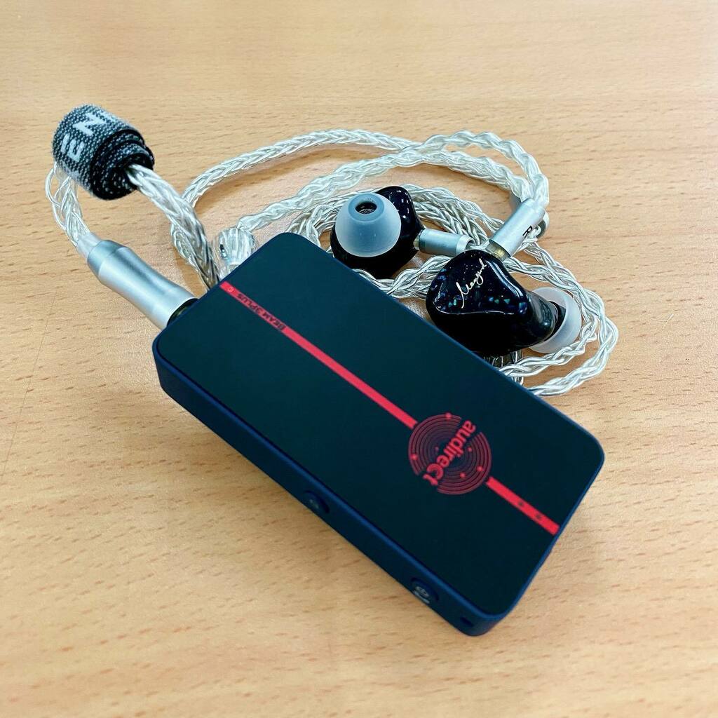 CrabbosM's tweet photo. Nice portable rig. @audirect.cc Beam 3 Plus with Xenns Mangird Tea 2. 🎧😀
.
#chifi #bluetoothamplifier #portableaudio #iem #dac #dongledac #bluetoothearphone #teatime #mangird #music https://t.co/NMeTw8U2AK